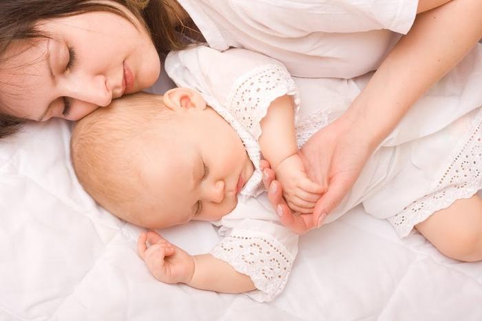 Hvordan spenne et barn fra bevegelsessykdom på hendene? Råd om erfarne moms