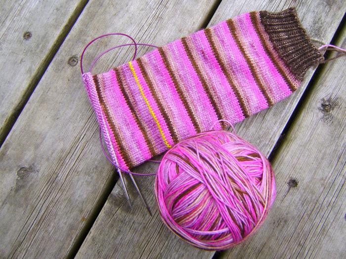 Strikking for nybegynnere: sokker (begynnelsen) med strikkepinner. Tips og triks for produksjon